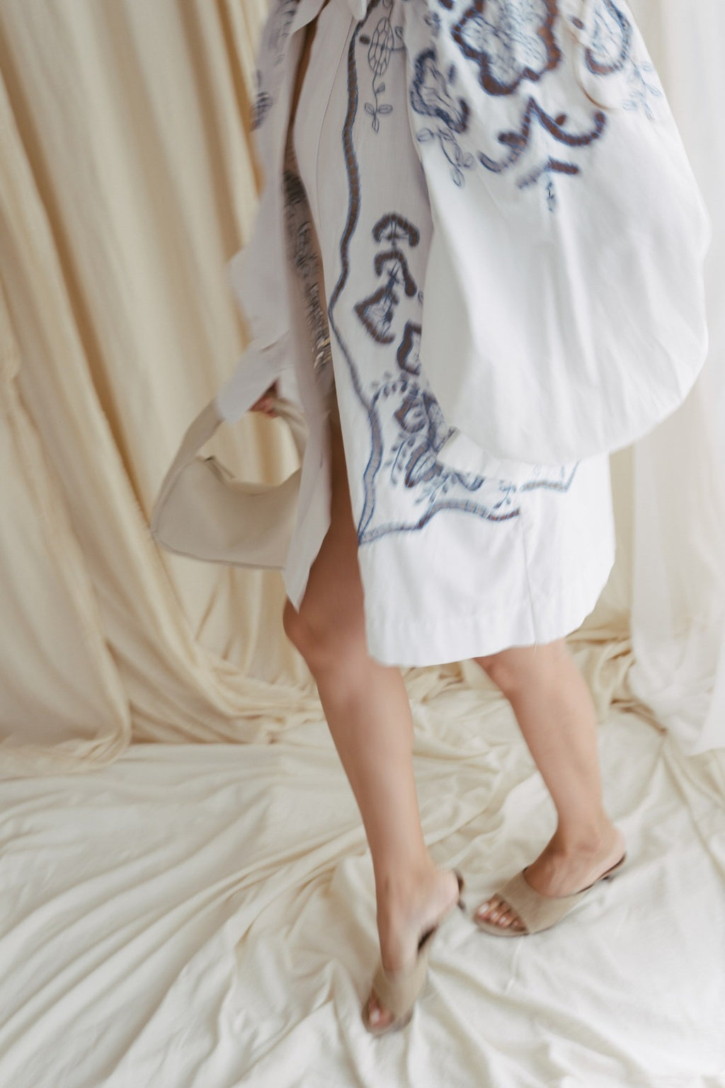 Alma, a vintage embroidered dress with voluminous sleeves