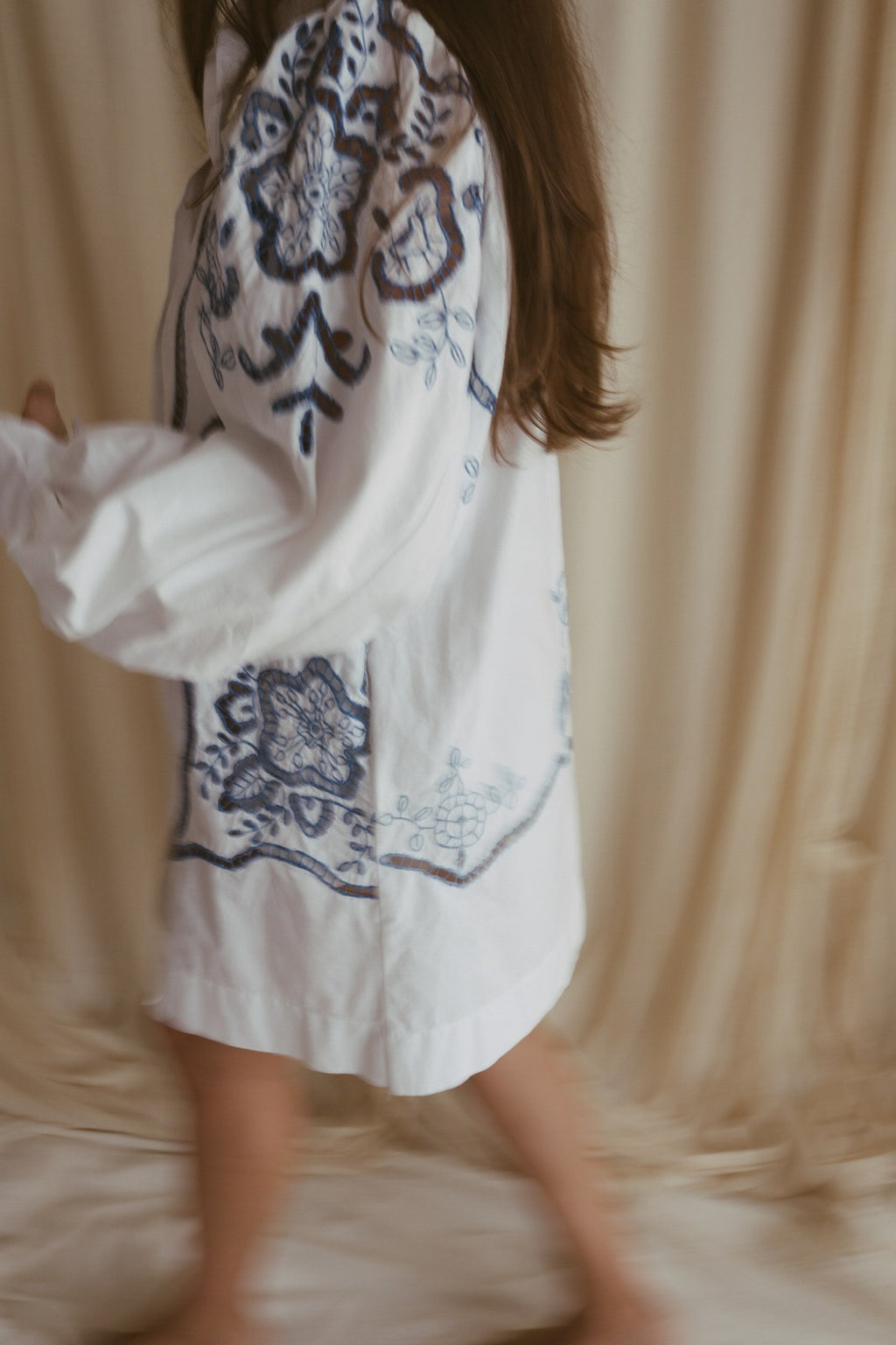 Alma, a vintage embroidered dress with voluminous sleeves