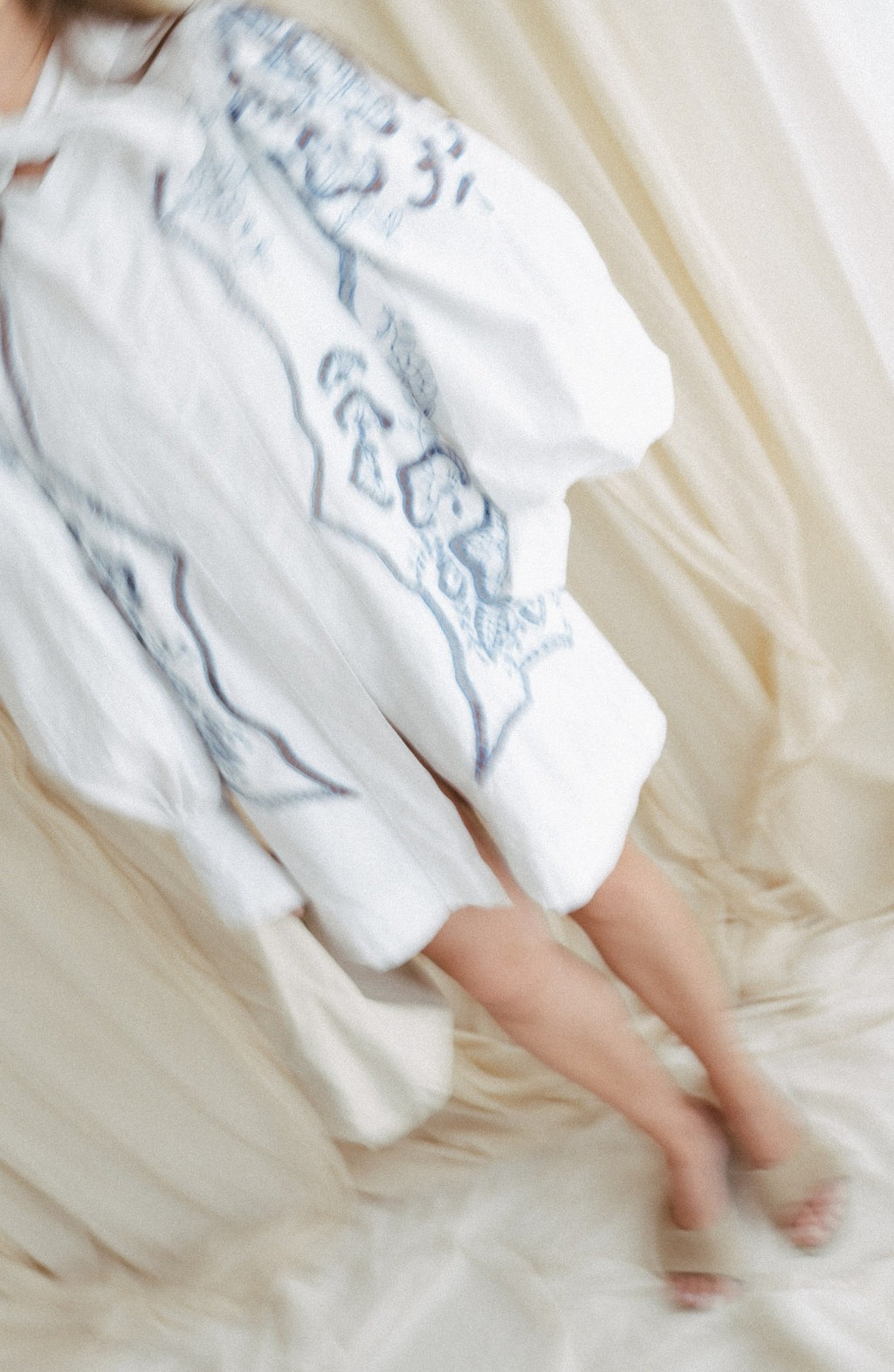 Alma, a vintage embroidered dress with voluminous sleeves
